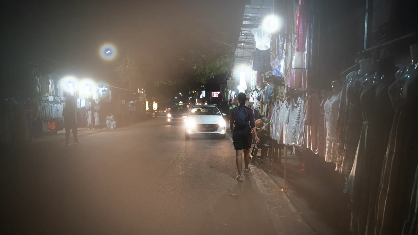 Katherine Velasquez recorriendo un mercado nocturno durante sus viajes por Asia
