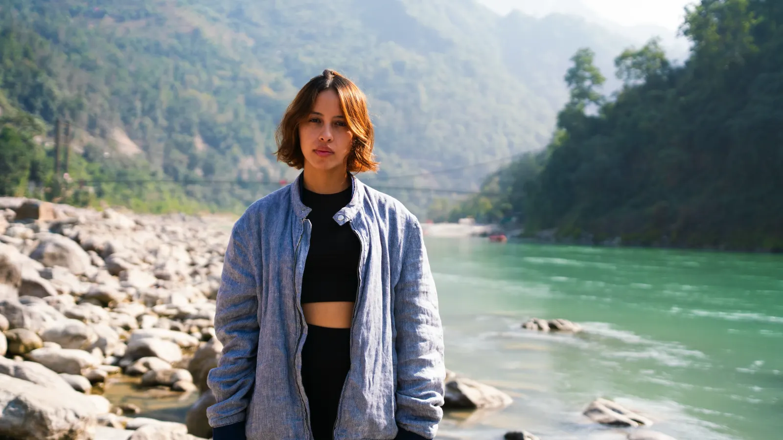 Retrato de Katherine Velasquez junto al río en las montañas de Rishikesh, India
