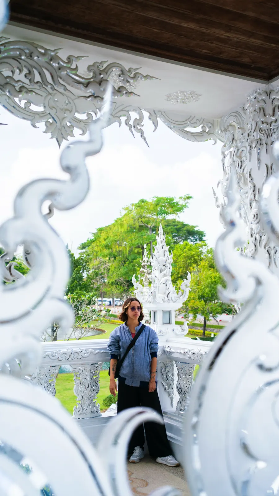 Katherine Velasquez entre los detalles arquitectónicos del Templo Blanco, Tailandia